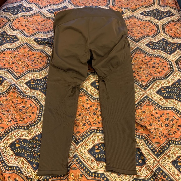 Fabletics leggings in a grayish/mauve color SZ L - Picture 1 of 9